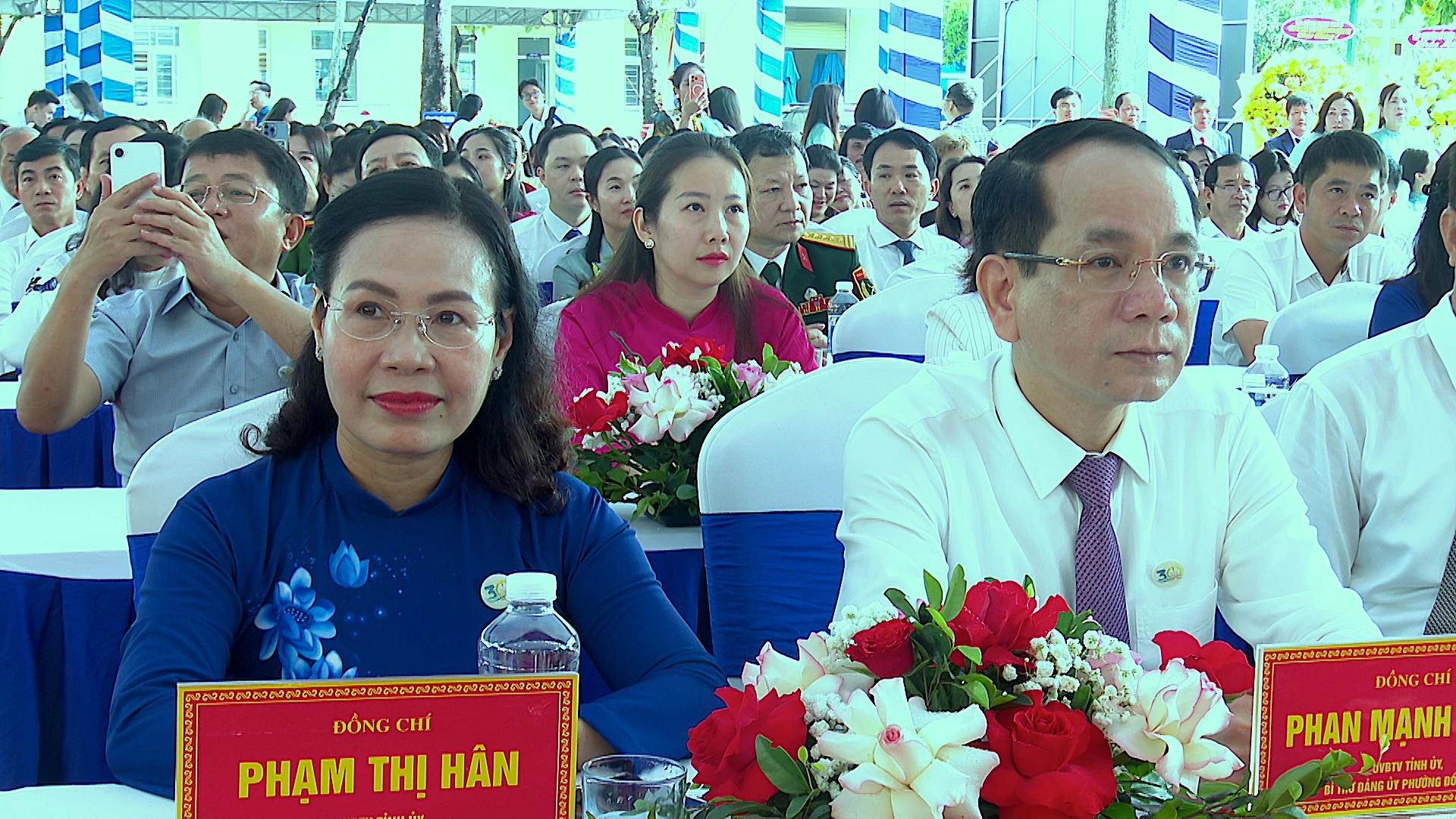 Đồng chí Phạm Thị Hân, Phó Chủ tịch Thường trực HĐND tỉnh và  đồng chí Phan Mạnh Hùng, Bí thư Đảng ủy phường Đồng Hới dự lễ - Ảnh: B.N