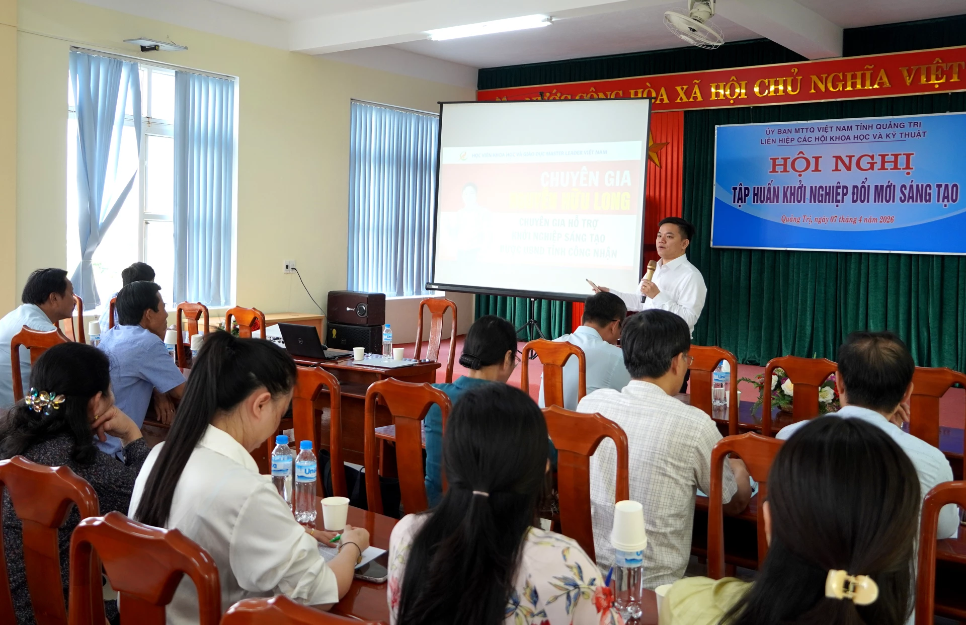 Chuyên gia truyền đạt các nội dung khơi dậy ý tưởng đổi mới sáng tạo và khởi nghiệp - Ảnh: H.Tr.