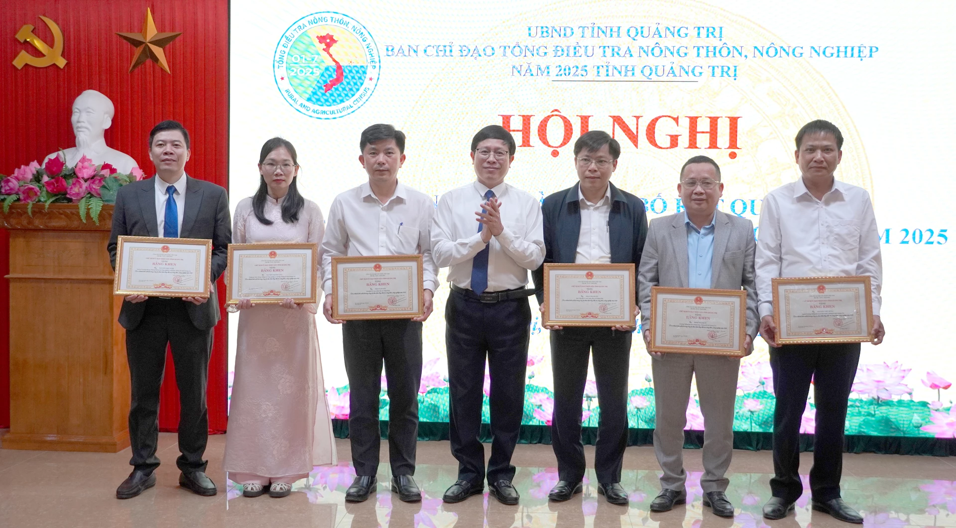 Đồng chí Quyền trưởng Thống kê tỉnh Trần Đình Hải trao bằng khen của Chủ tịch UBND tỉnh cho các cá nhân có thành tích xuất sắc trong công tác - Ảnh: H.Tr