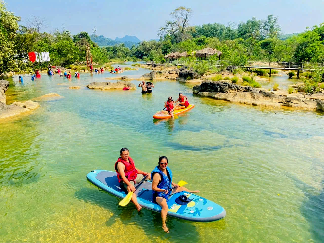 Du khách trải nghiệm tại Khu du lịch sinh thái Khe Nước Lạnh ở bản Còi Đá, xã Kim Ngân - Ảnh: V.M