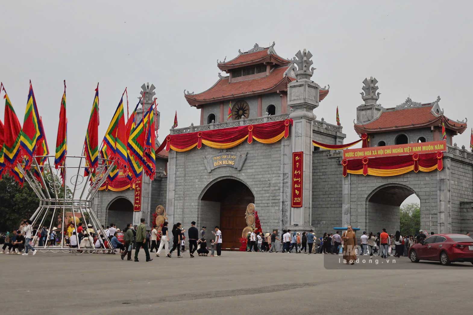 Khu di tích lịch sử đền Hùng thuộc thôn Cổ Tích (xã Hy Cương, TP Việt Trì, tỉnh Phú Thọ), là nơi thờ các Vua Hùng có công dựng nước, tổ tiên của dân tộc Việt Nam.