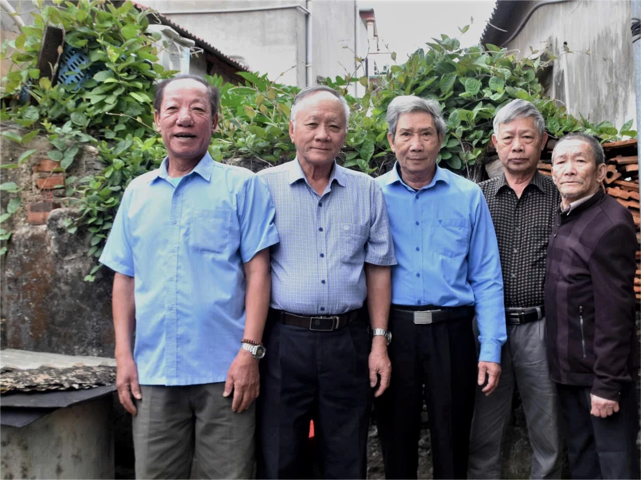 Ông Trần Đình Dòn (người đứng giữa), nguyên Đảng uỷ viên, Phó Phòng TCHC, Bí thư Đoàn xí nghiệp, Phó Bí thư Đoàn ngành Thuỷ sản Quảng Bình. Hiện là Bí thư Chi bộ Yên Hải, xã Hoà Trạch, tỉnh Quảng Trị; cùng các đ.c có mặt trong trận - Ảnh: N.V.N