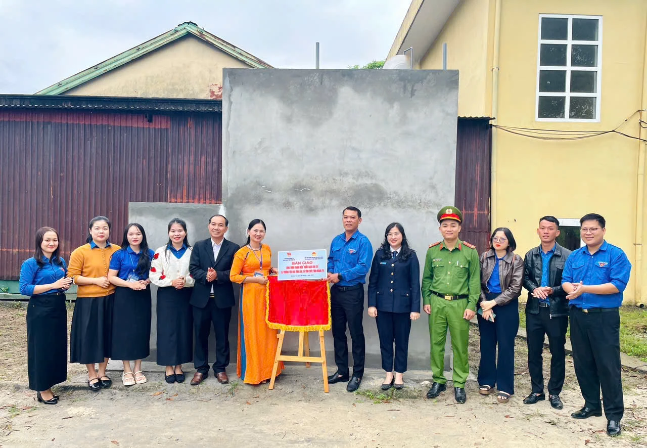 Đoàn UBND tỉnh bàn giao công trình “Nước sạch cho em” cho Trường tiểu học Vĩnh Lâm, xã Vĩnh Thủy - Ảnh: Đ.K

