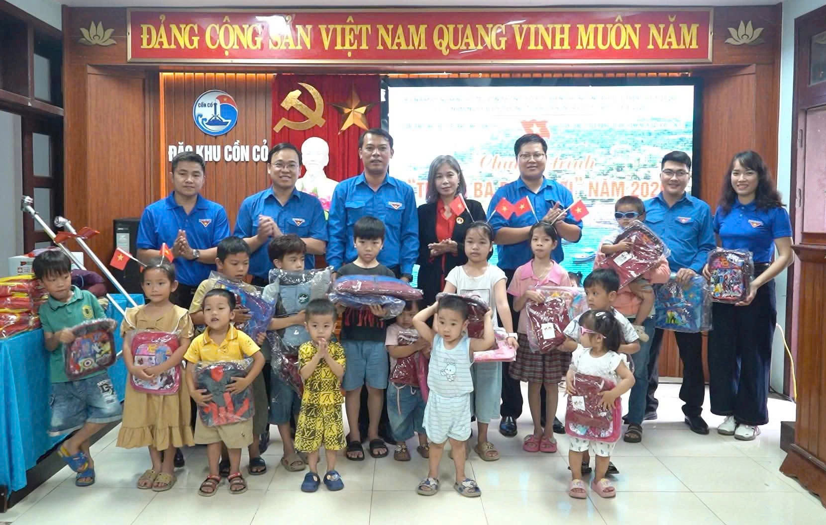 Đoàn UBND tỉnh trao quà cho các em học sinh ở đặc khu Cồn Cỏ - Ảnh: Đ.K
