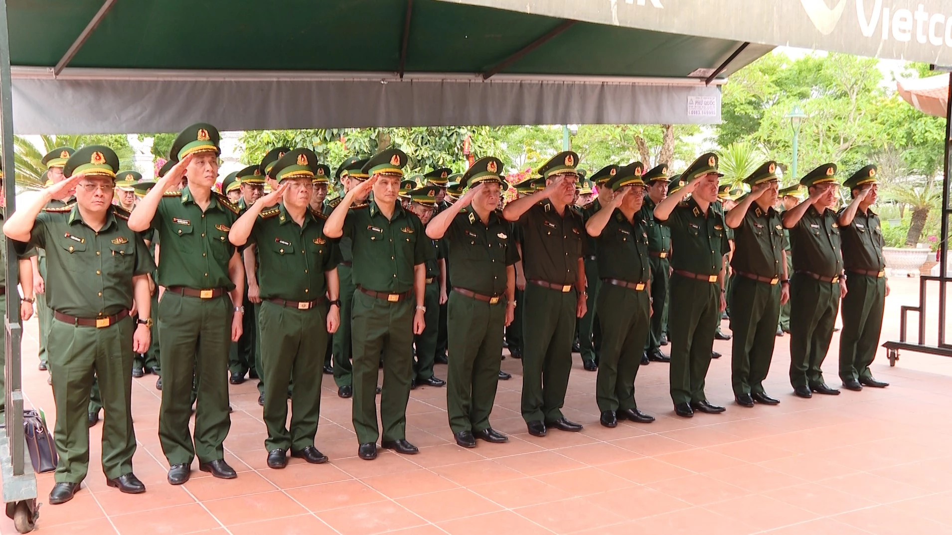 Đoàn công tác dâng hương tại Đền thờ Bác Hồ và các Ahh hùng liệt sĩ - Ảnh: TC