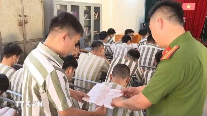 Phạm nhân được hướng dẫn các quy trình đặc xá tại Trại tạm giam số 1, Công an thành phố Hà Nội. (Ảnh: TTXVN phát)