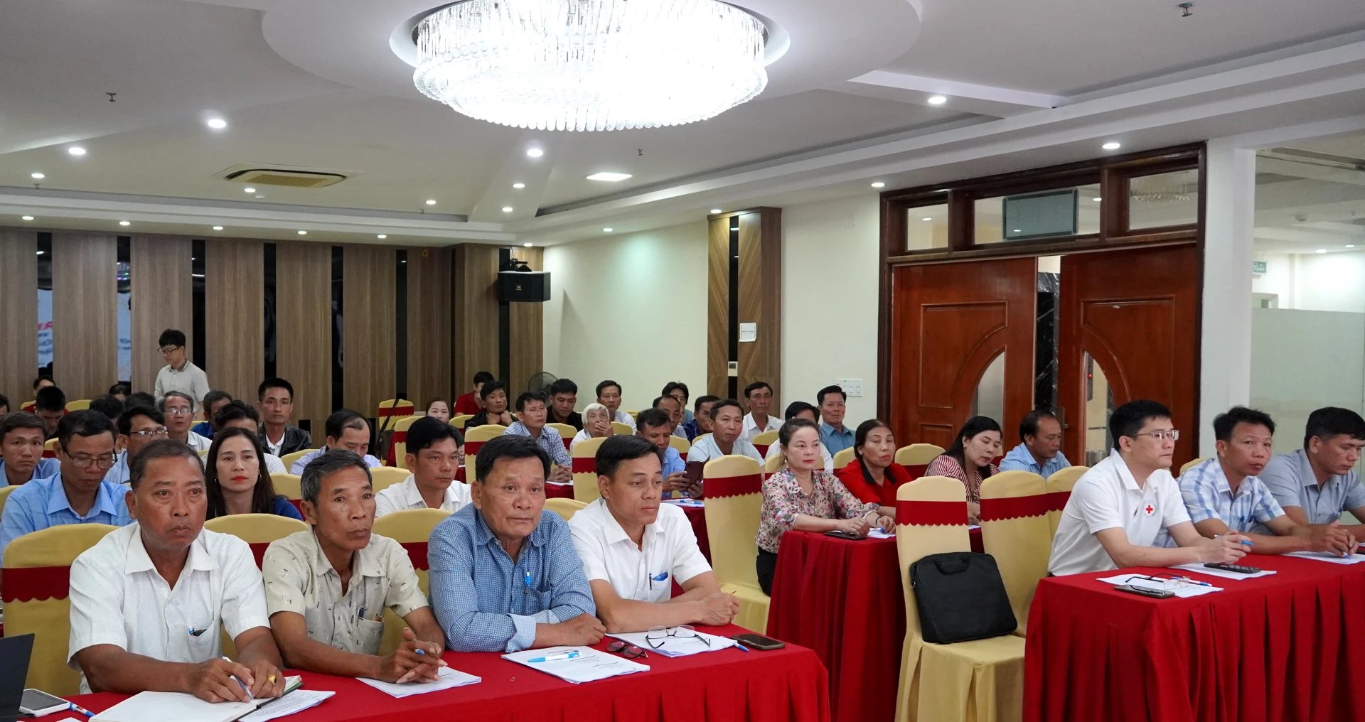 Các đại biểu và học viên tham dự - Ảnh: H.Tr.