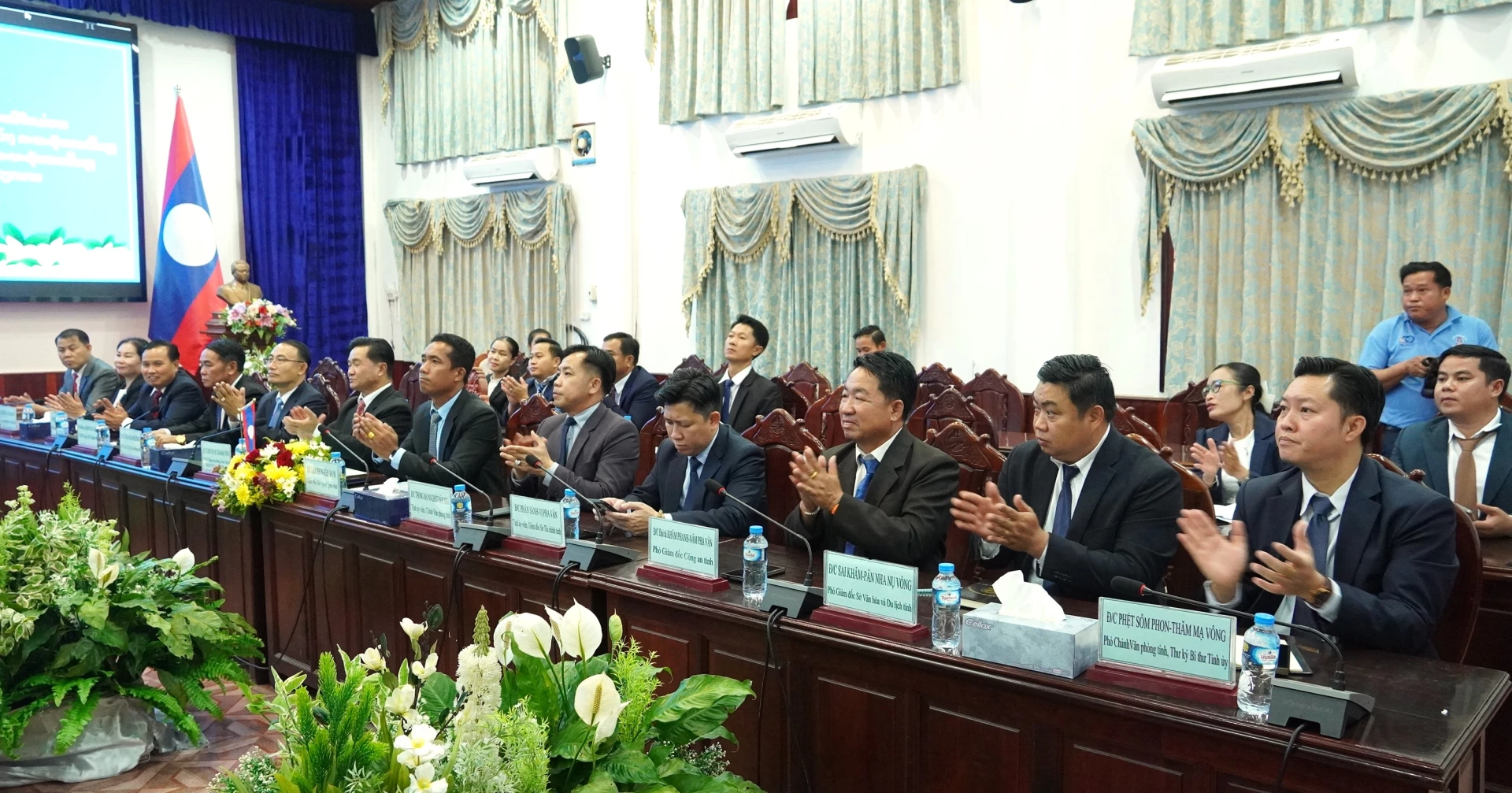 Đại biểu tỉnh Bô-ly-khăm-xay tham dự buổi làm việc - Ảnh: Q.V