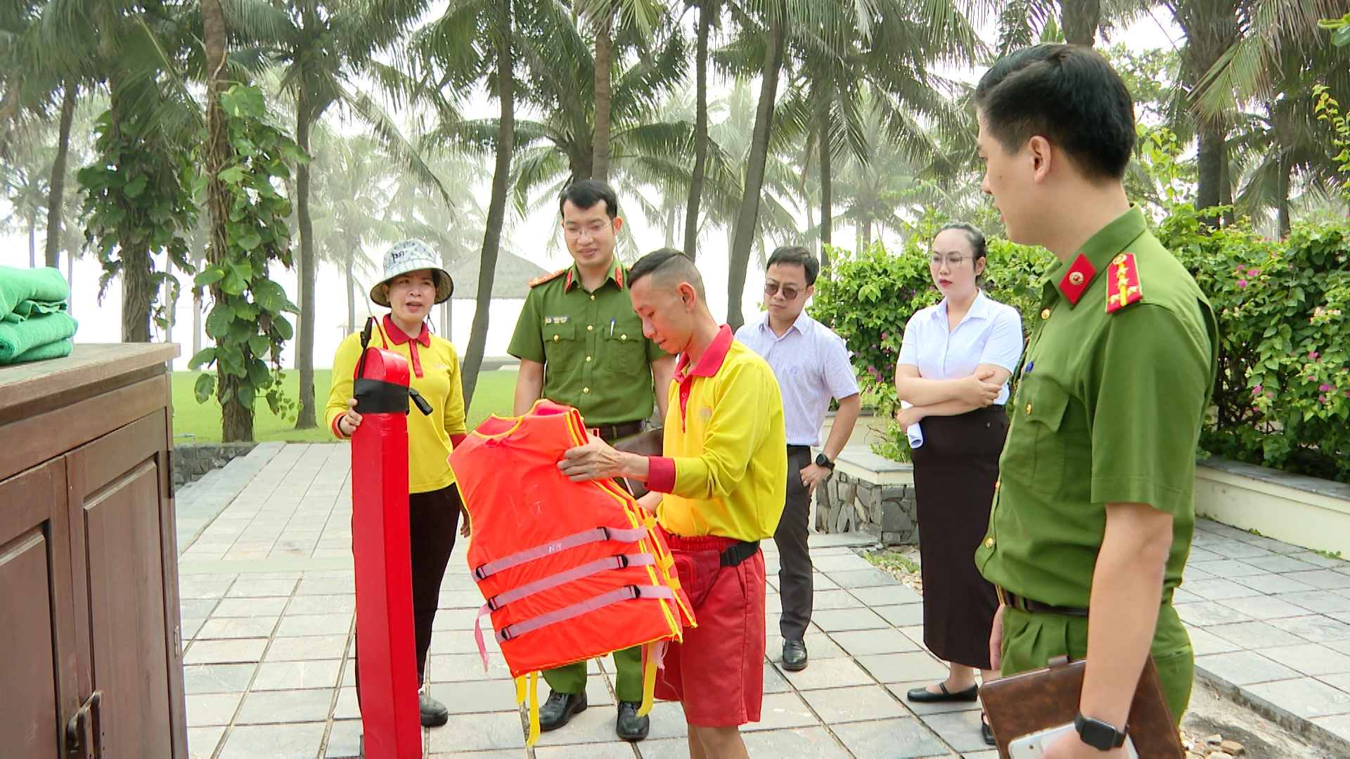 Đánh giá khả năng cứu nạn, cứu hộ tại khu vực hồ bơi của cơ sở lưu trú - Ảnh: K.H