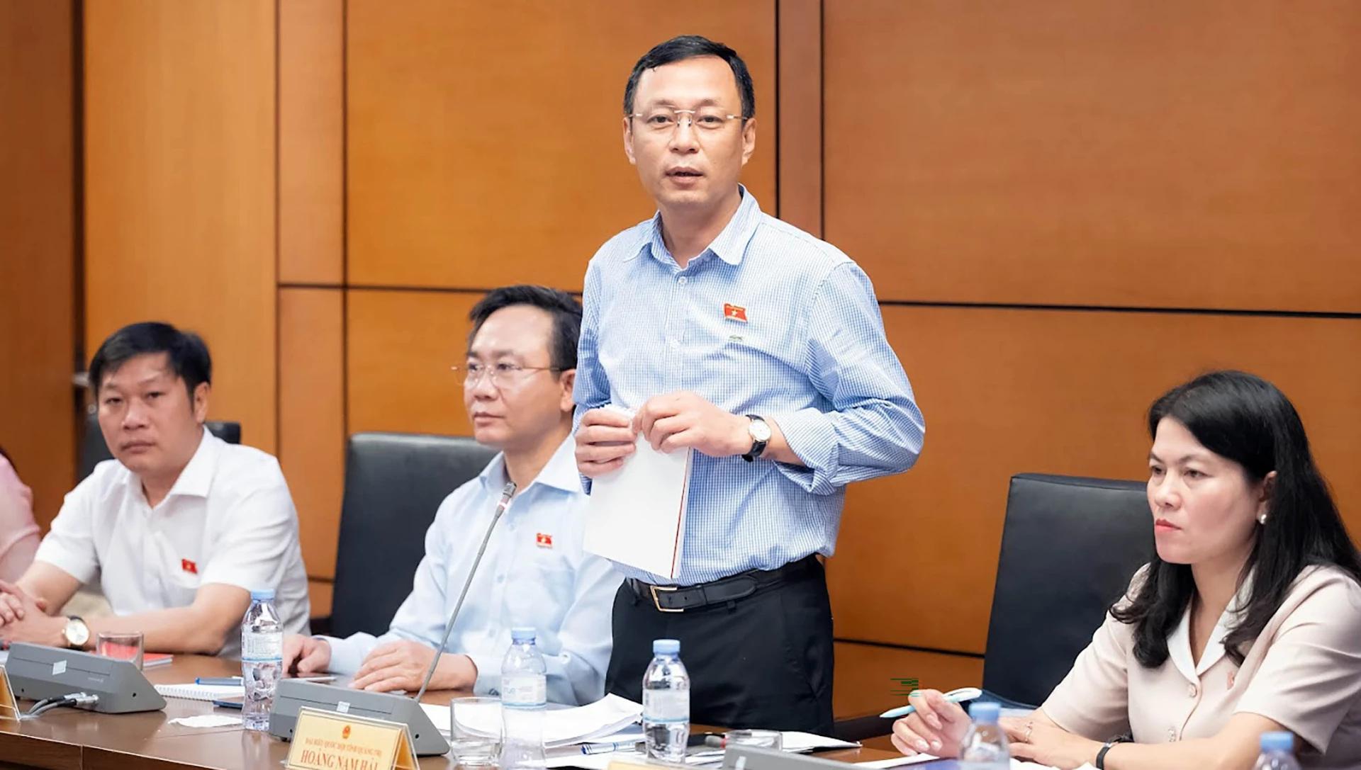 Đồng chí Hoàng Nam Hải, Ủy viên chuyên trách Ủy ban Dân nguyện và Giám sát Quốc hội thảo luận - Ảnh: CTV