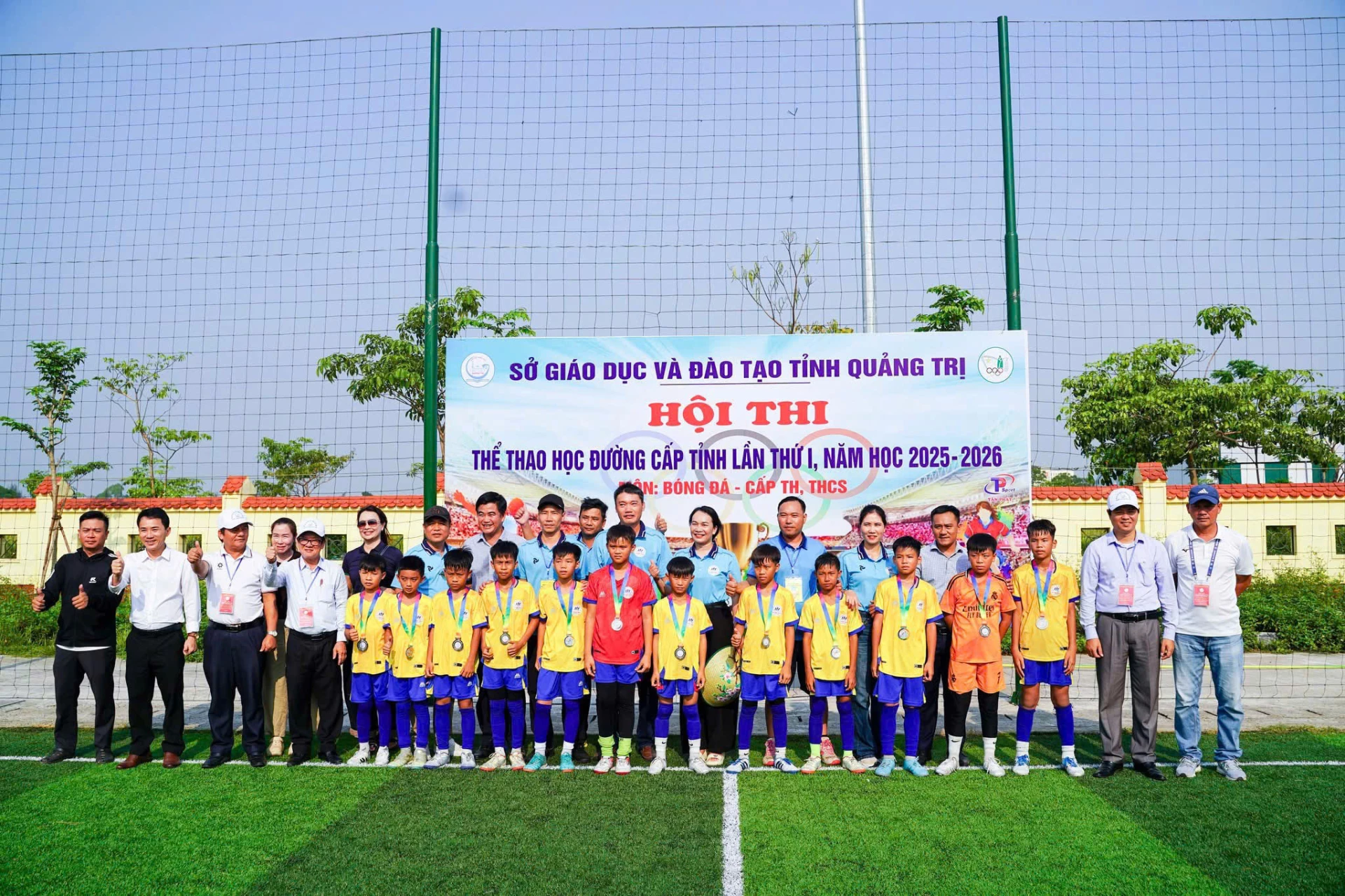 Đội tuyển xã Đông Trạch giành huy chương bạc môn bóng đá tại hội thi Thể thao học đường cấp tỉnh lần thứ I, năm học 2025-2026 - Ảnh: N.M