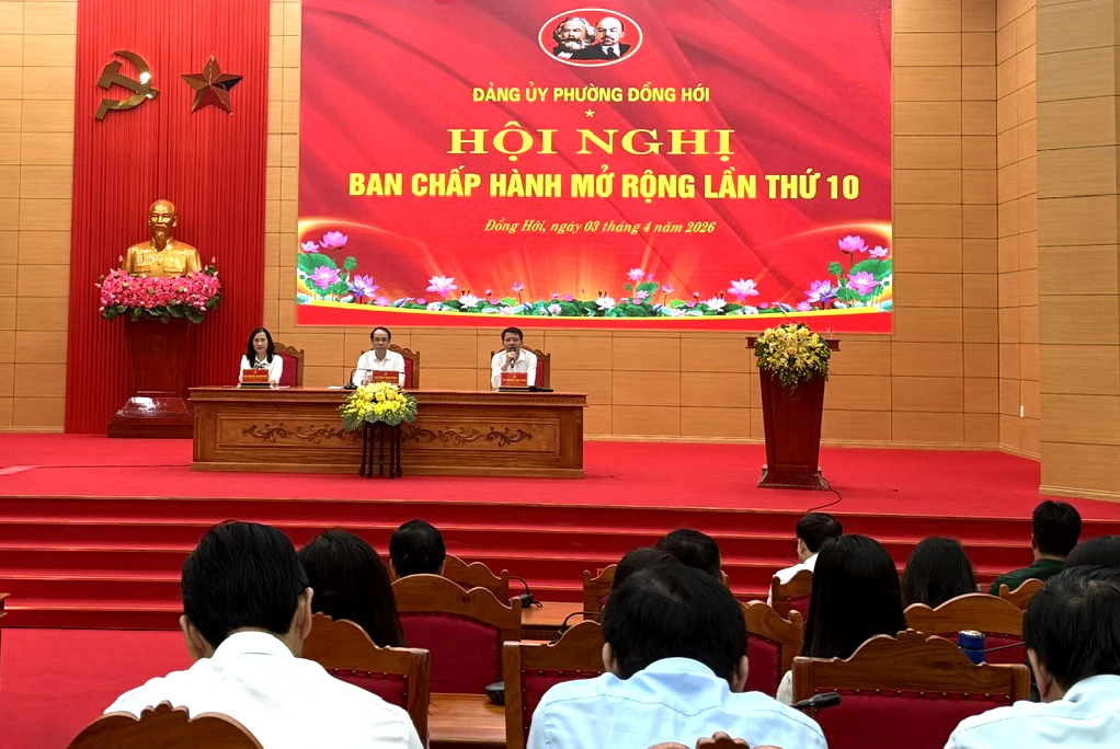 Các đồng chí Thường trực Đảng ủy phường Đồng Hới điều hành hội nghị - Ảnh: H.Tr.