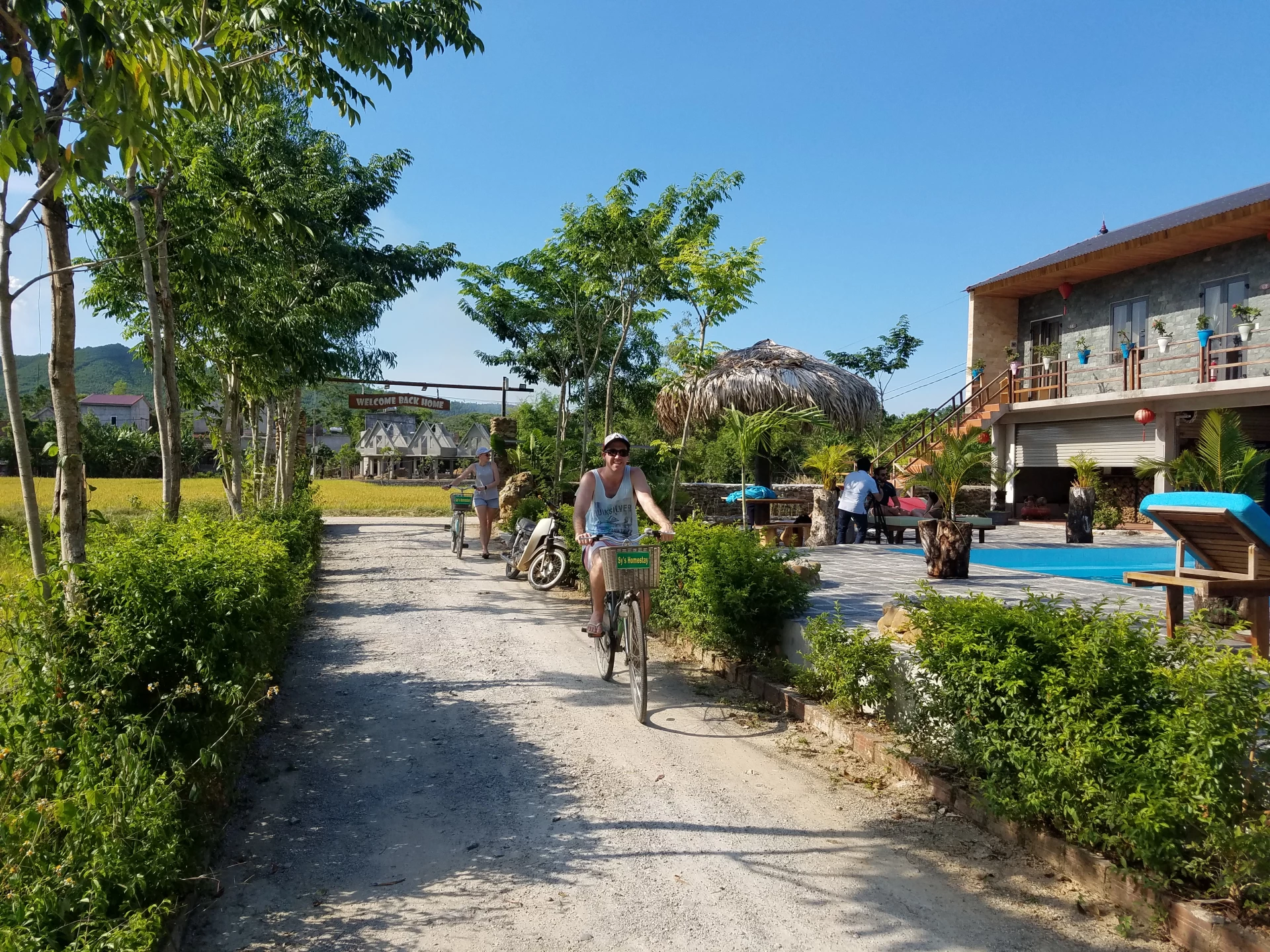 Du khách nước ngoài trải nghiệm đạp xe ở làng Cự Nẫm - Ảnh: P.P