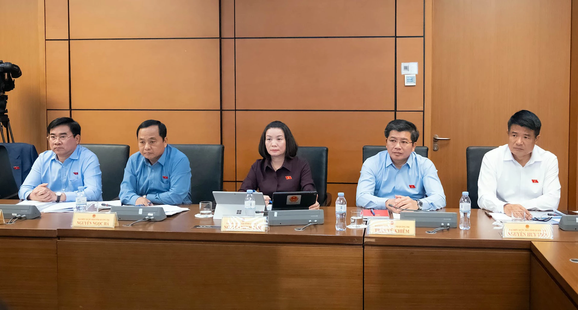 Các ĐBQH tỉnh tham dự phiên thảo luận tại tổ - Ảnh: CTV