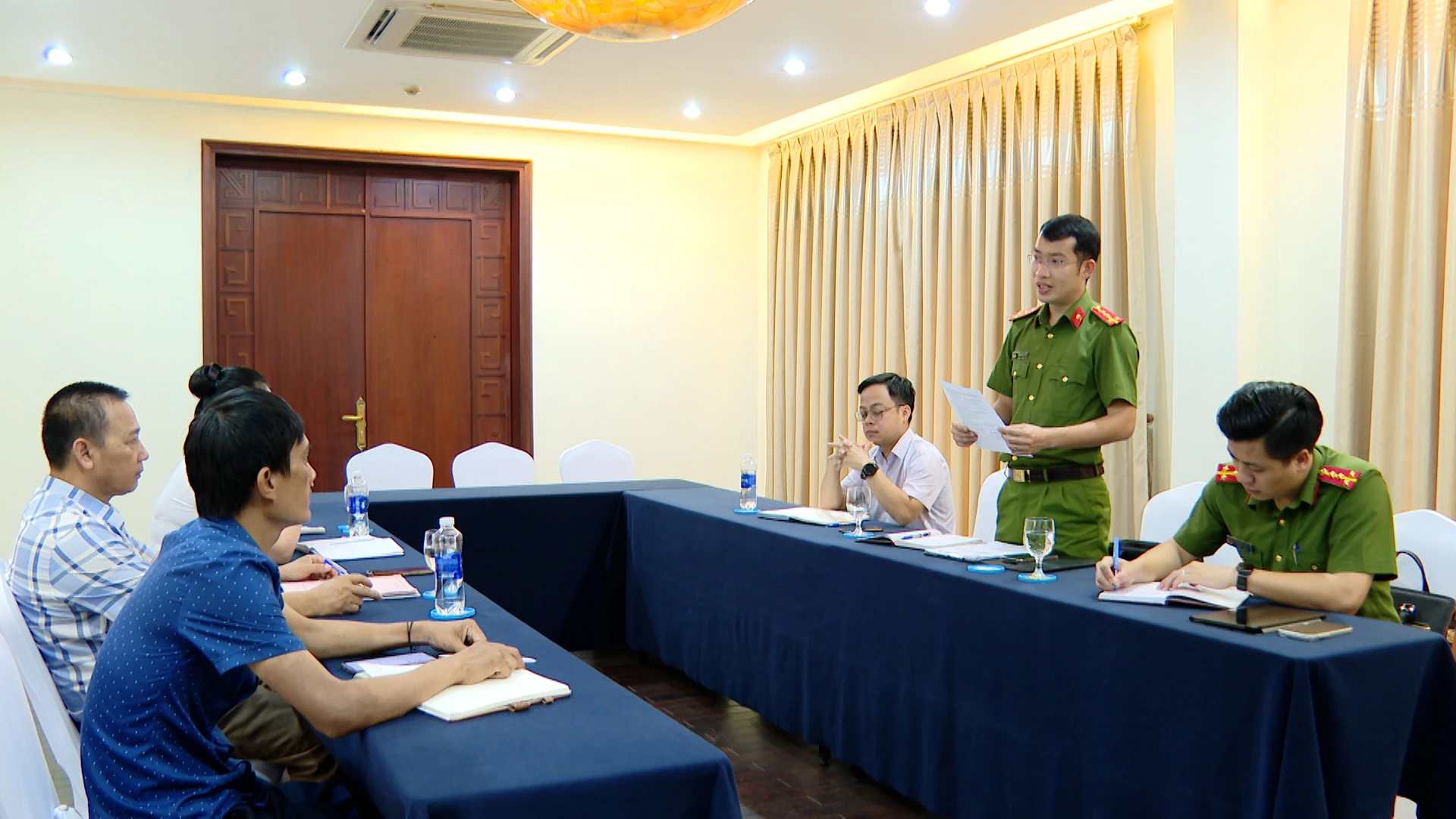 	Đoàn kiểm tra trao đổi, hướng dẫn cơ sở lưu trú khắc phục những tồn tại trong công tác PCCC và CNCH - Ảnh: K.H