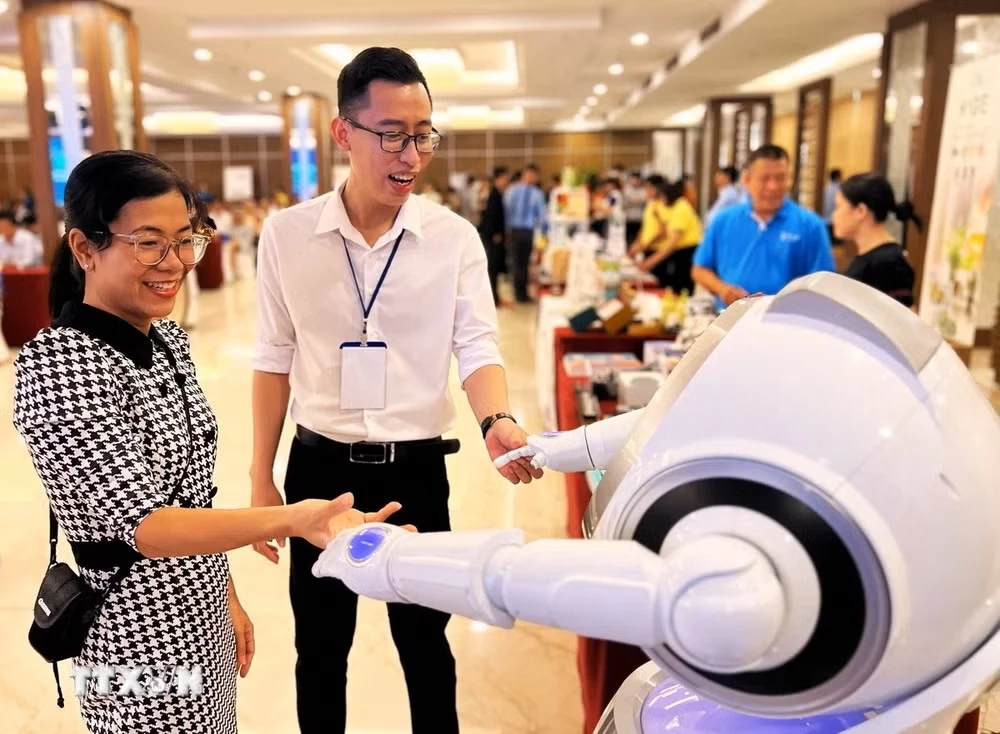 Tương tác với robot. (Ảnh: Ánh Tuyết/TTXVN)