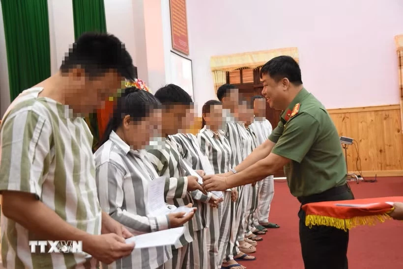 Các phạm nhân tại Trại giam Xuân Lộc (Đồng Nai) nhận quyết định đặc xá năm 2025. (Ảnh: Lê Xuân/TTXVN)