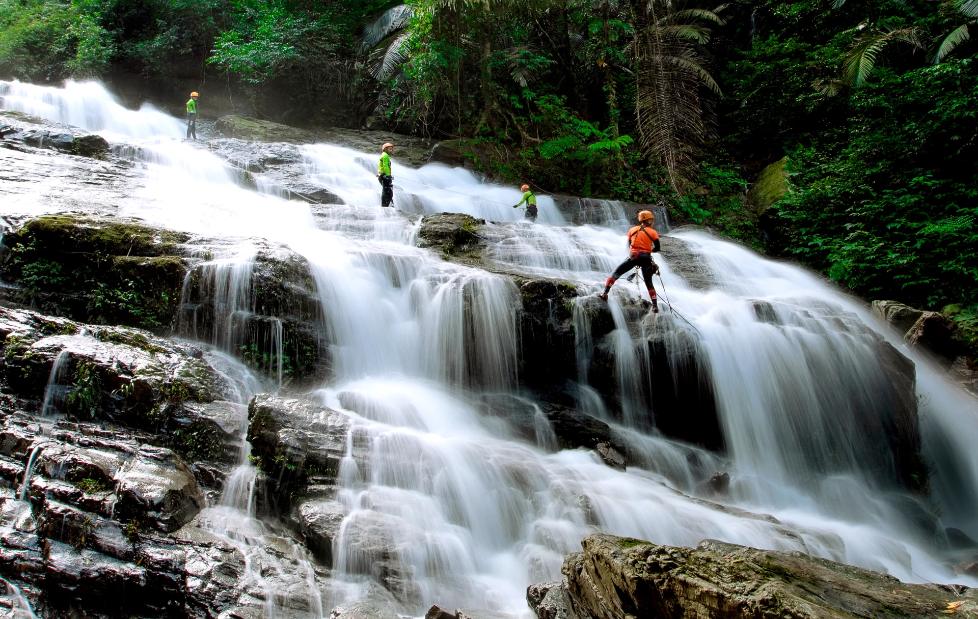 Một thác nước tuyệt đẹp tại khu vực Động Châu - Khe Nước Trong- Ảnh: V.M