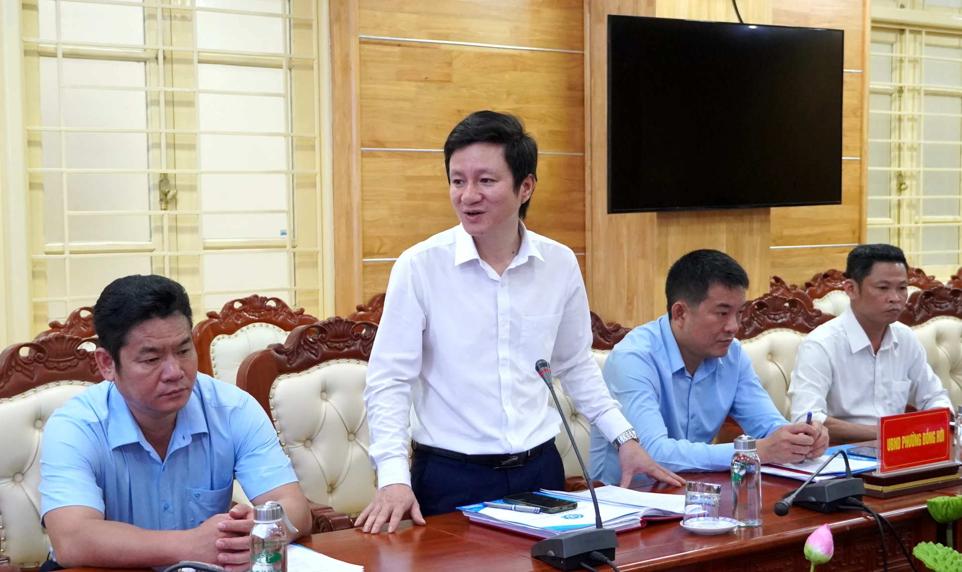 Đại diện UBND phường Đồng Hới trao đổi ý kiến - Ảnh: H.Tr.