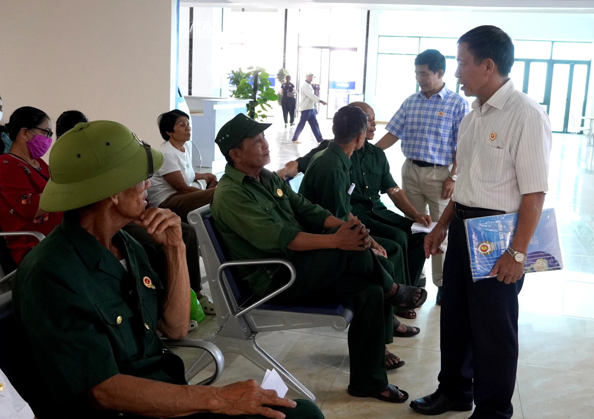 Đại diện lãnh đạo Hội CCB tỉnh chuyện trò, động viên các CCB - Ảnh: H.Tr