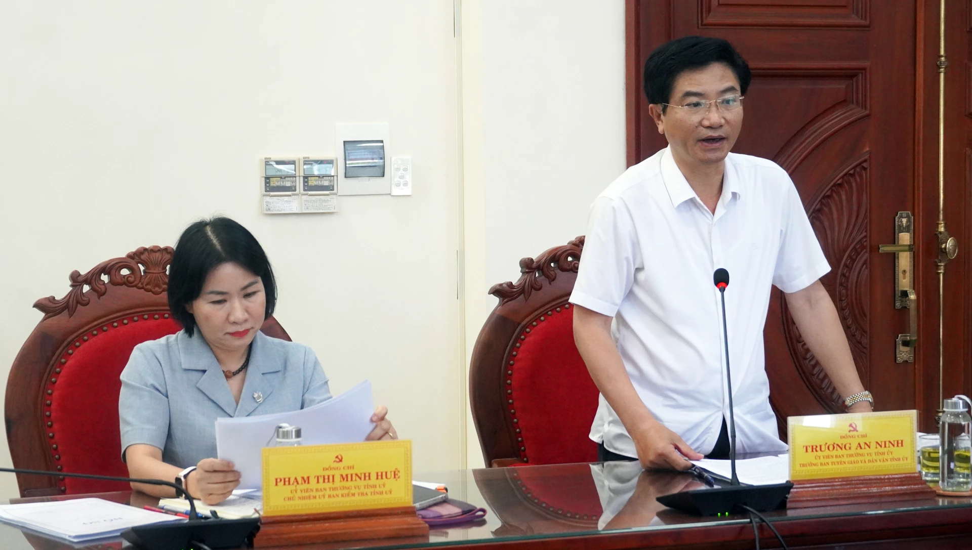 Đồng chí Trương An Ninh, Ủy viên Ban Thường vụ, Trưởng ban Tuyên giáo và Dân vận Tỉnh ủy thảo luận tại hội nghị - Ảnh: N.M