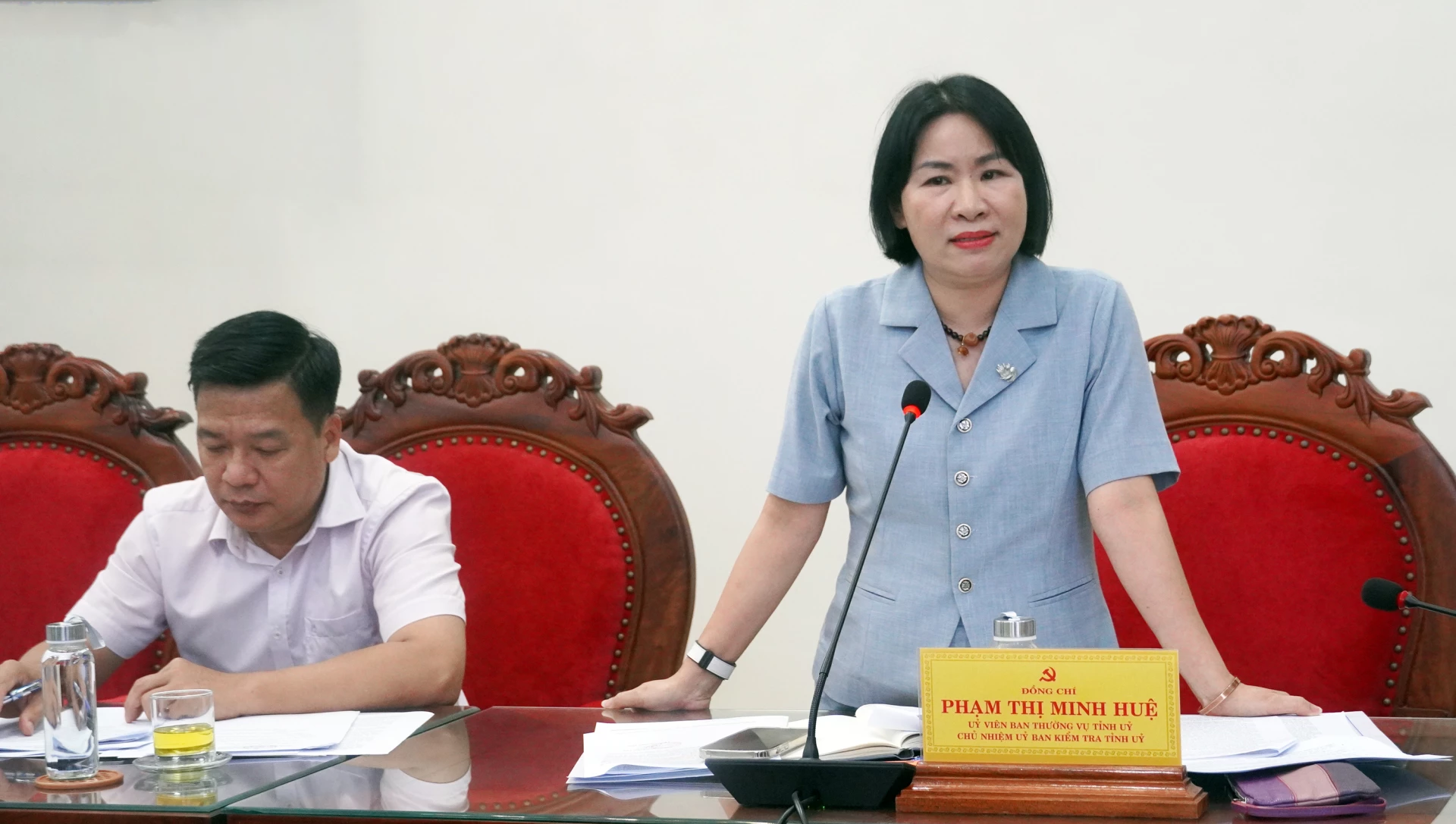 Đồng chí Phạm Thị Minh Huệ, Ủy viên Ban Thường vụ, Chủ nhiệm Ủy ban Kiểm tra Tỉnh ủy thảo luận tại hội nghị - Ảnh: N.M