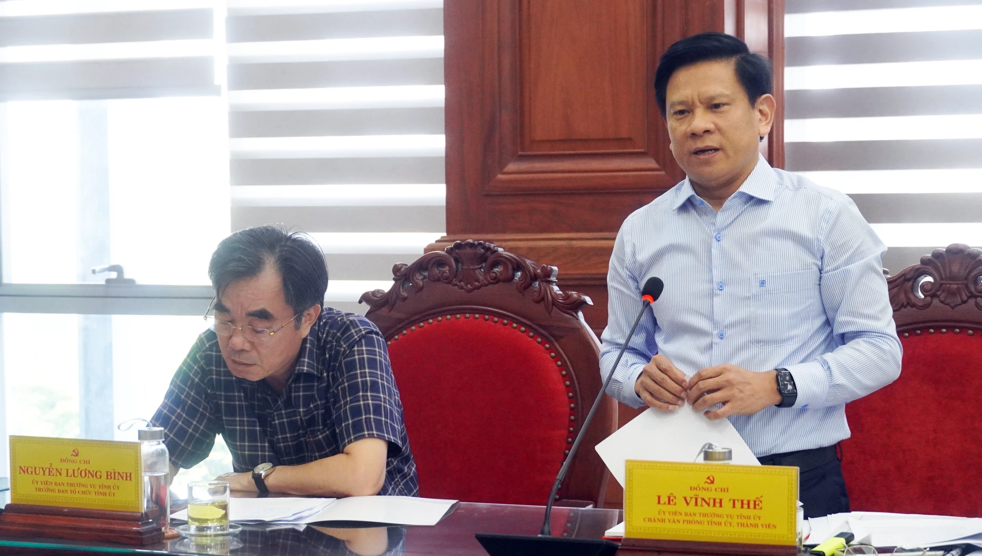 Đồng chí Lê Vĩnh Thế, Ủy viên Ban Thường vụ, Chánh Văn phòng Tỉnh ủy thảo luận tại hội nghị - Ảnh: N.M