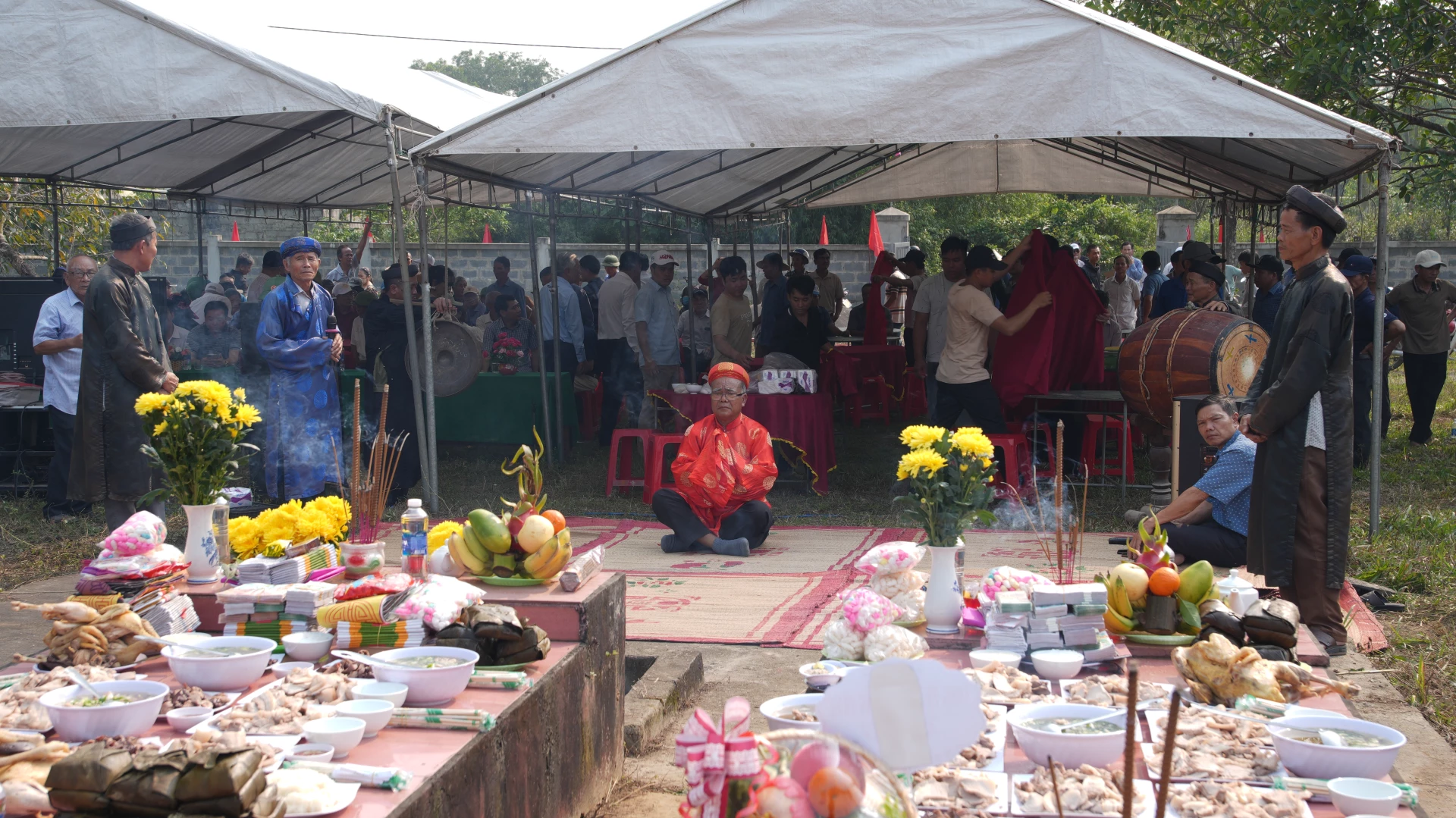 Lễ thanh minh làng Kim Nại có ý nghĩa cầu mong mưa thuận gió hòa, cảm ơn các vị tiền hiền đã khai khẩn lập làng - Ảnh: KC