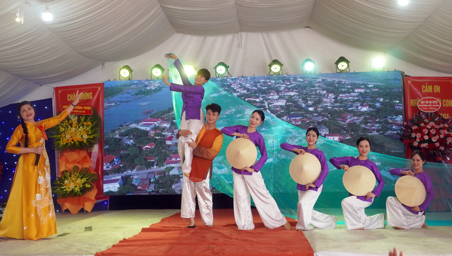 Tiết mục văn nghệ tại lễ kỷ niệm 555 năm thành lập làng Thổ Ngọa - Ảnh: N.M