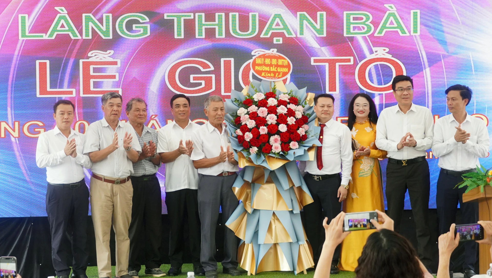 Lãnh đạo phường Bắc Gianh tặng hoa chúc mừng Lễ Giỗ Tổ Hùng Vương do làng Thuận Bài tổ chức - Ảnh: N.M