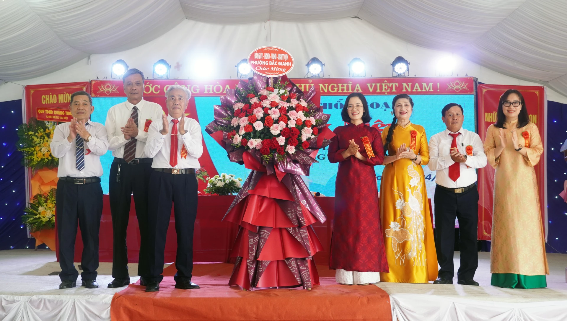 Lãnh đạo phường Bắc Gianh tặng hoa chúc mừng kỷ niệm 555 năm thành lập làng Thổ Ngọa - Ảnh: N.M