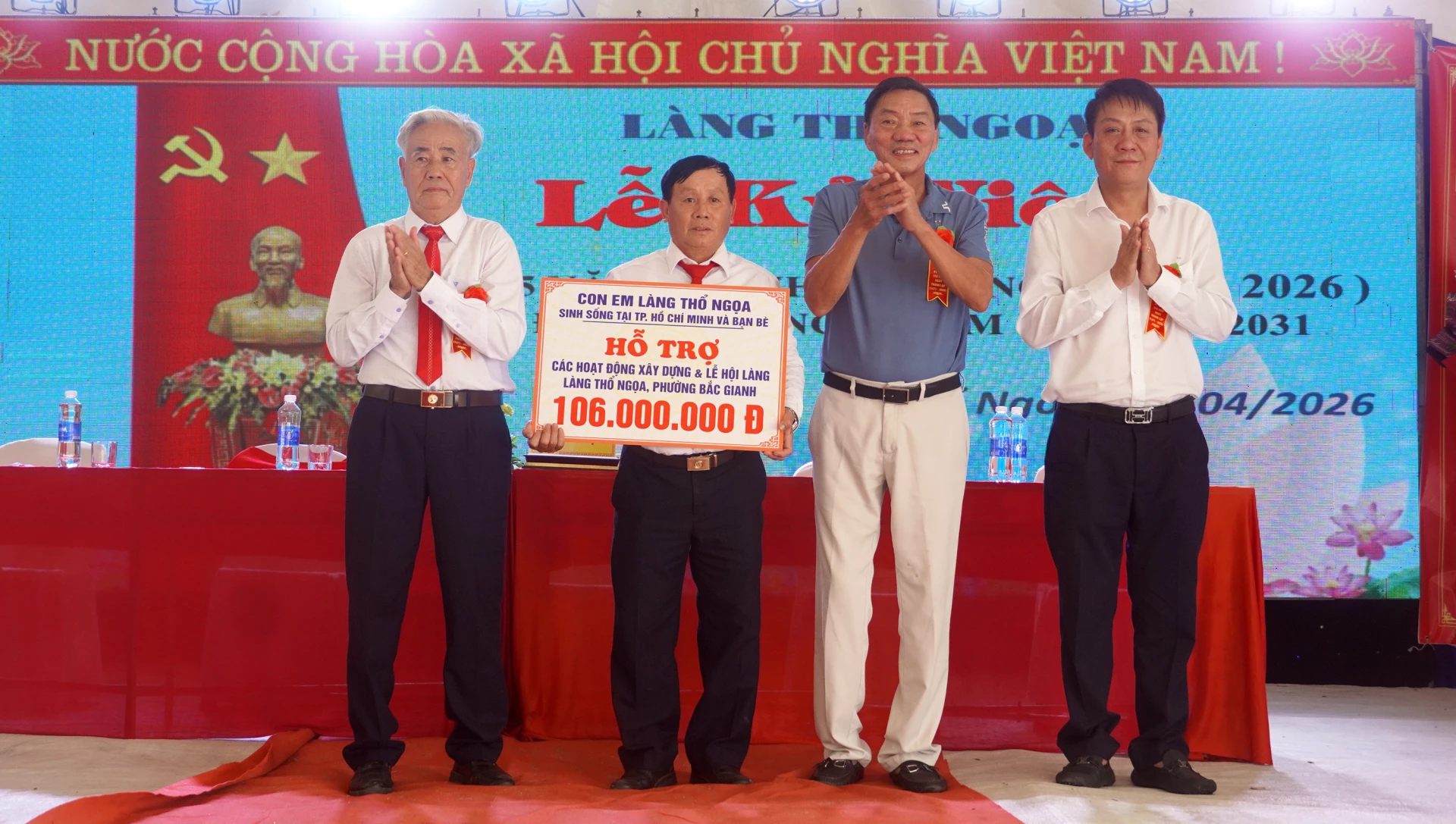 Con em làng Thổ Ngọa chung tay tổ chức lễ kỷ niệm 555 năm thành lập làng - Ảnh: N.M