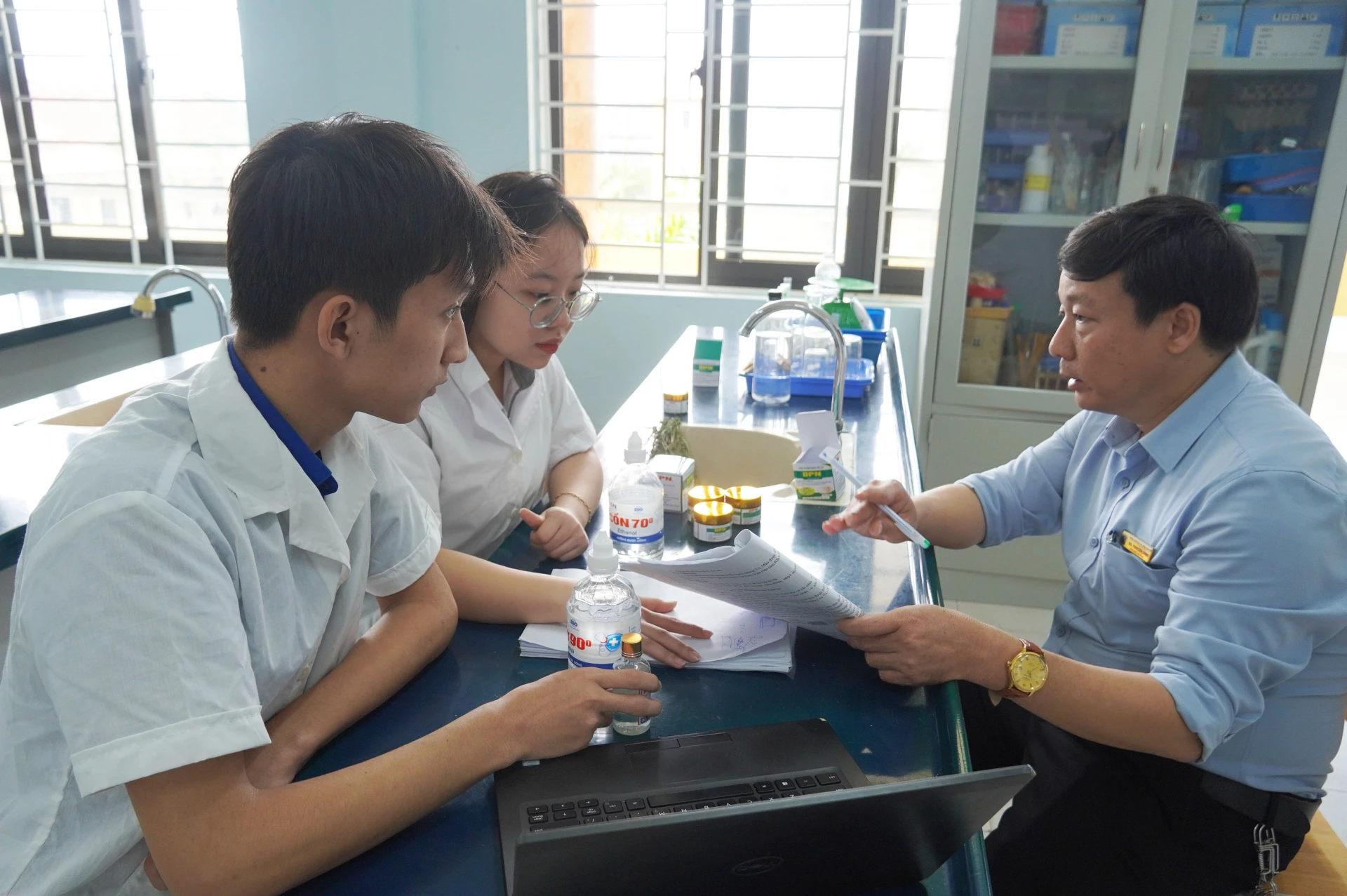 Say mê nghiên cứu khoa học kỹ thuật, Phan Nhật Nguyên và Lê Nguyễn Minh Phương, học sinh Trường THPT Trần Phú xuất sắc giành giải 3cuộc thi cấp quốc gia - Ảnh: Nh.V