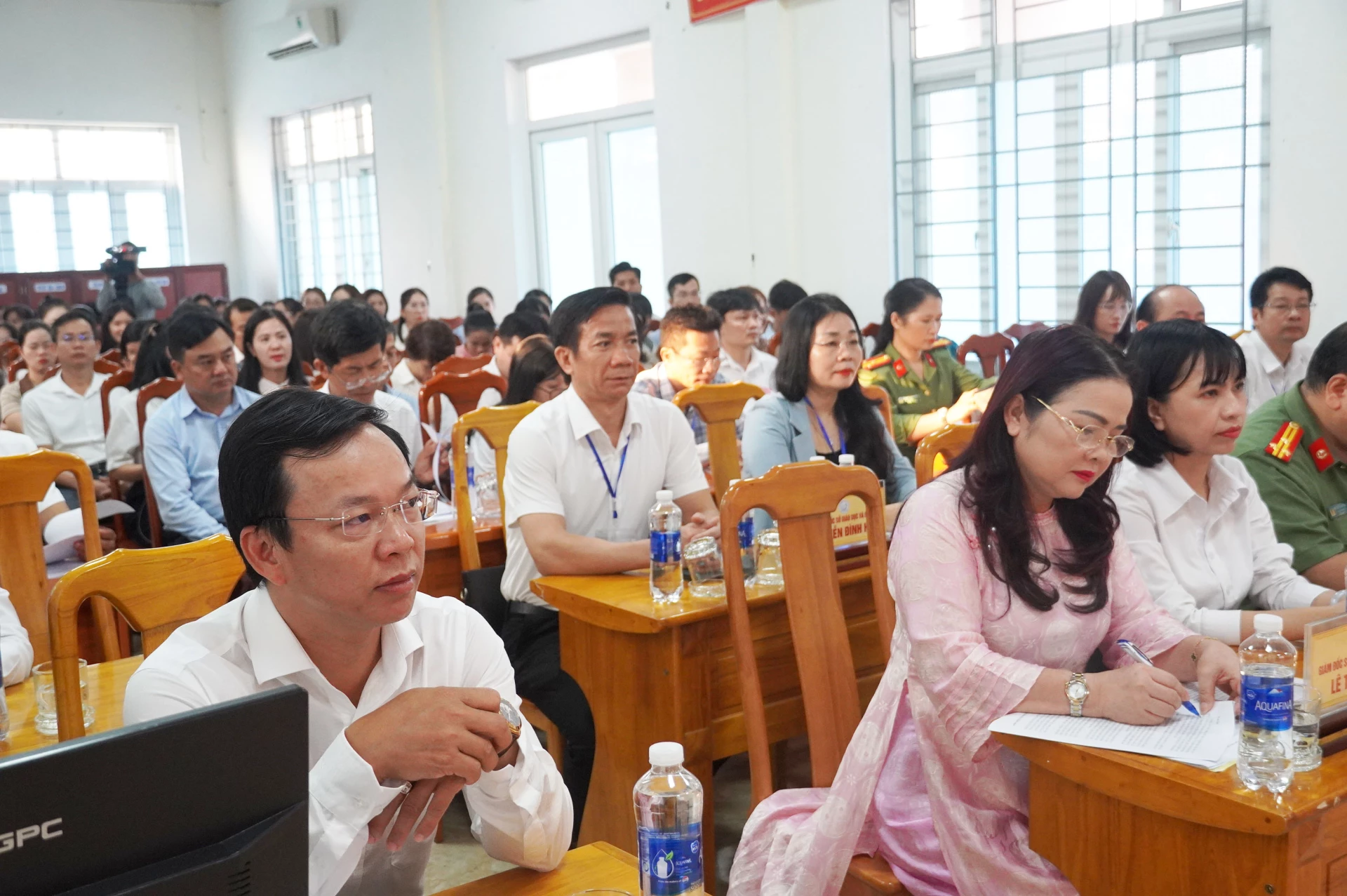 Các đại biểu dự lễ khai mạc