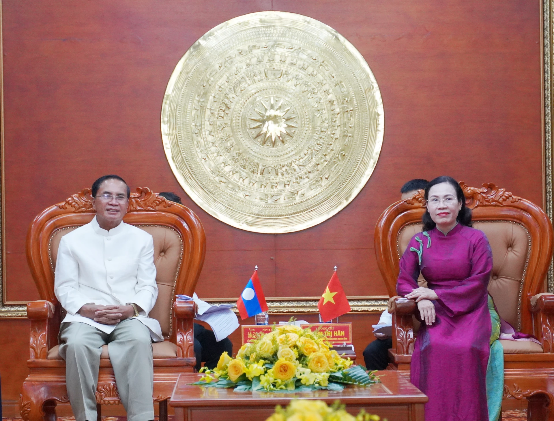 Đồng chí Phó Chủ tịch Thường trực HĐND tỉnh  Phạm Thị Hân tiếp đoàn công tác tỉnh Sả Lạ Văn - Ảnh: X.P

