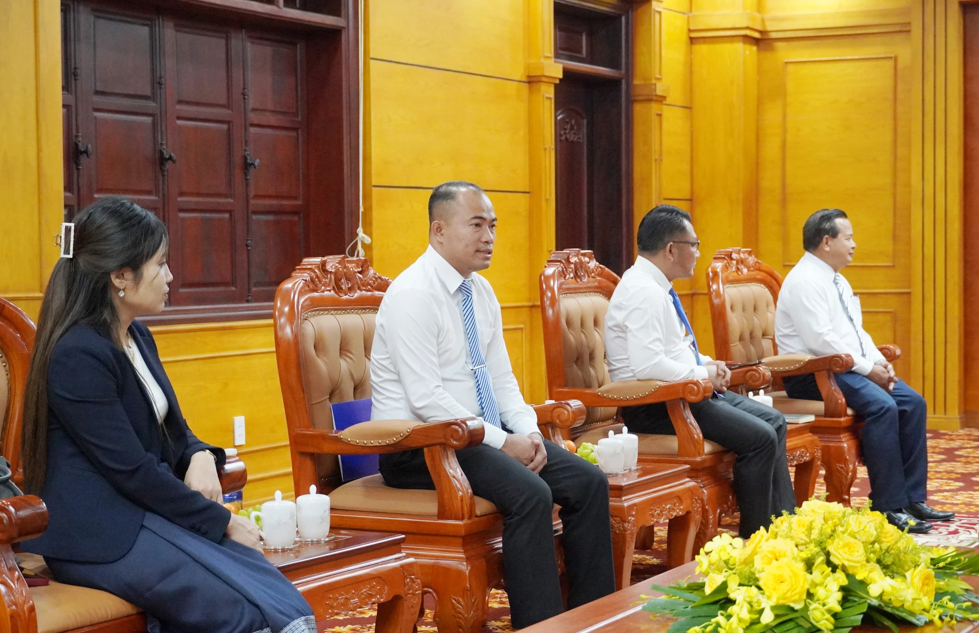 Các đại biểu của HĐND tỉnh Sả Lạ Văn - Ảnh: X.P