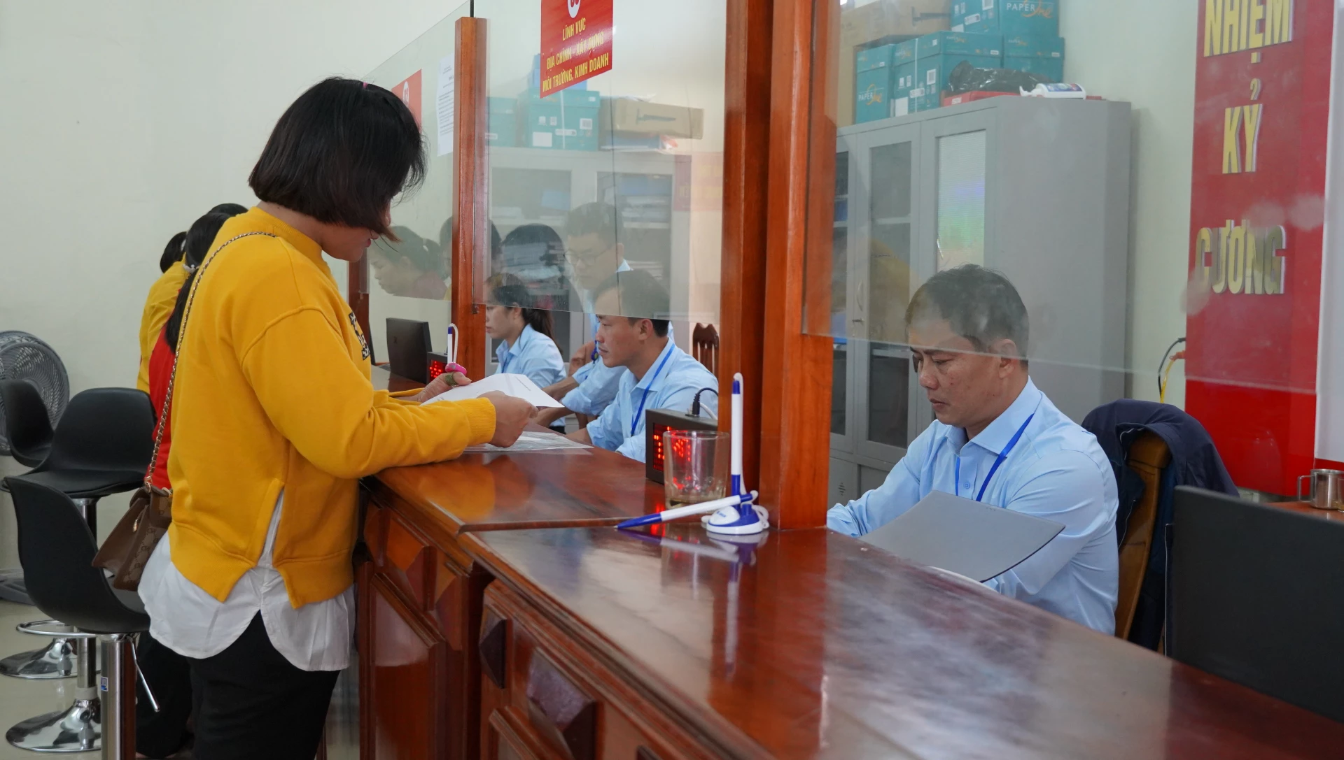 Với “sổ đỏ” tích hợp trên ứng dụng VNeID, người dân không cần phải mang nhiều giấy tờ khi thực hiện các thủ tục hành chính - Ảnh: M.N