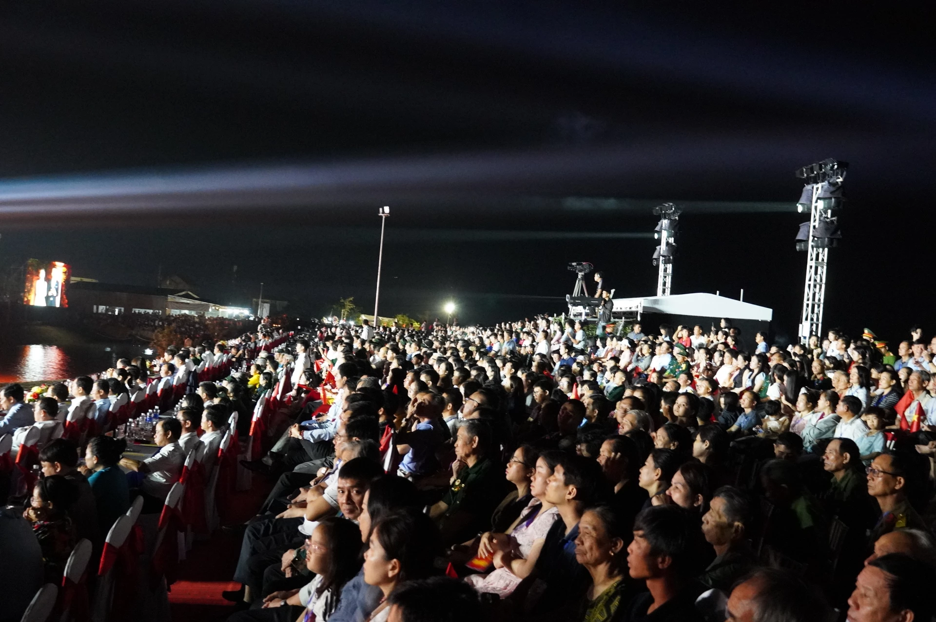 Chương trình thu hút hàng ngàn người dân đôi bờ sông Gianh đến xem - Ảnh: X.P