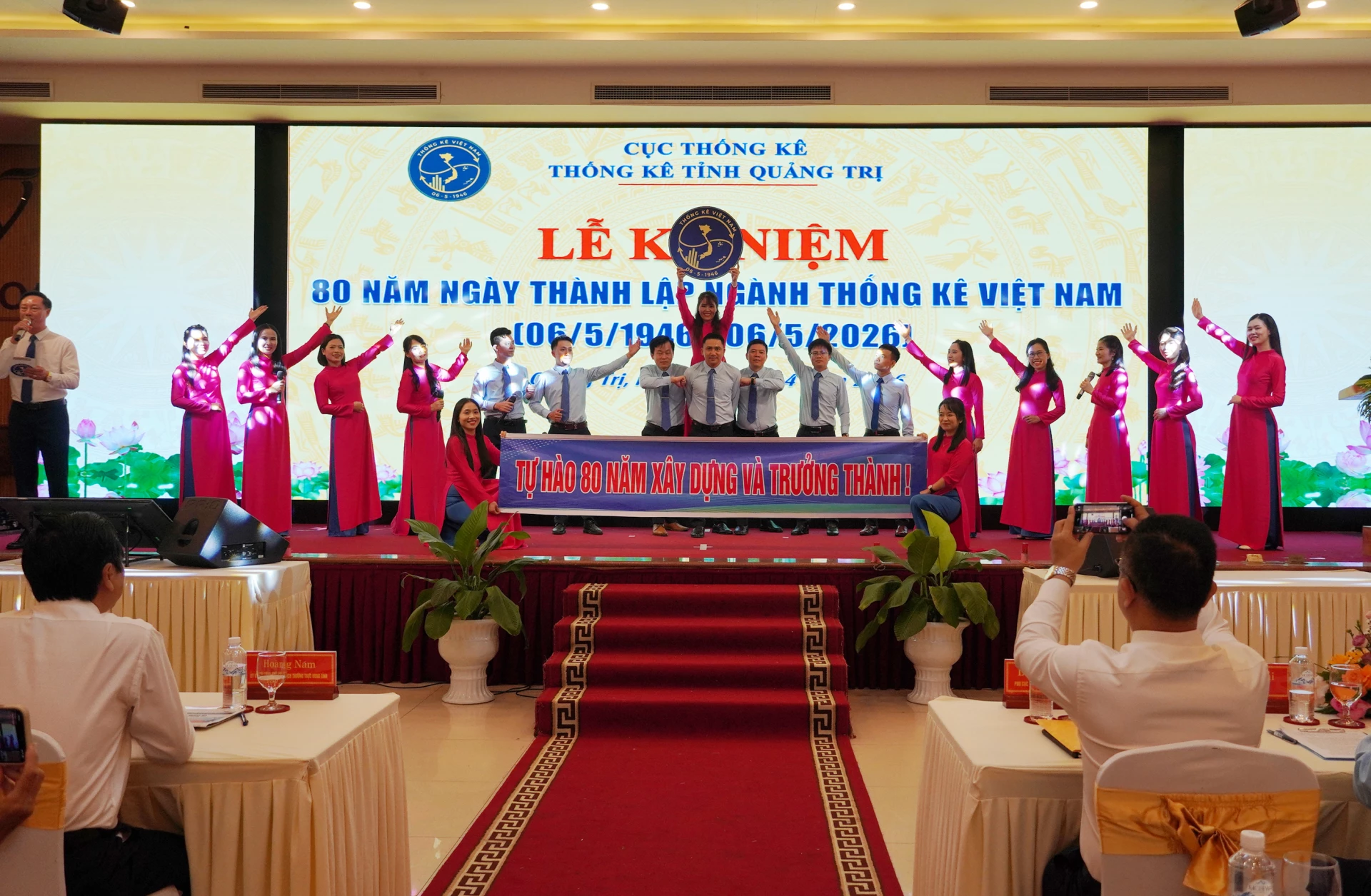 Văn nghệ chào mừng lễ kỷ niệm - Ảnh: X.P