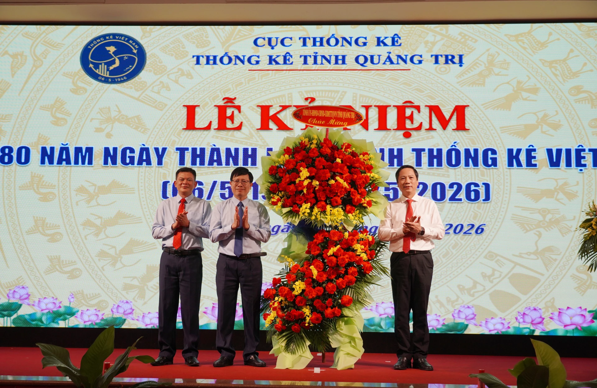 Đồng chí Phó Chủ tịch Thường trực UBND tỉnh Hoàng Nam tặng hoa chúc mừng ngành Thống kê tỉnh Quảng Trị - Ảnh: X.P