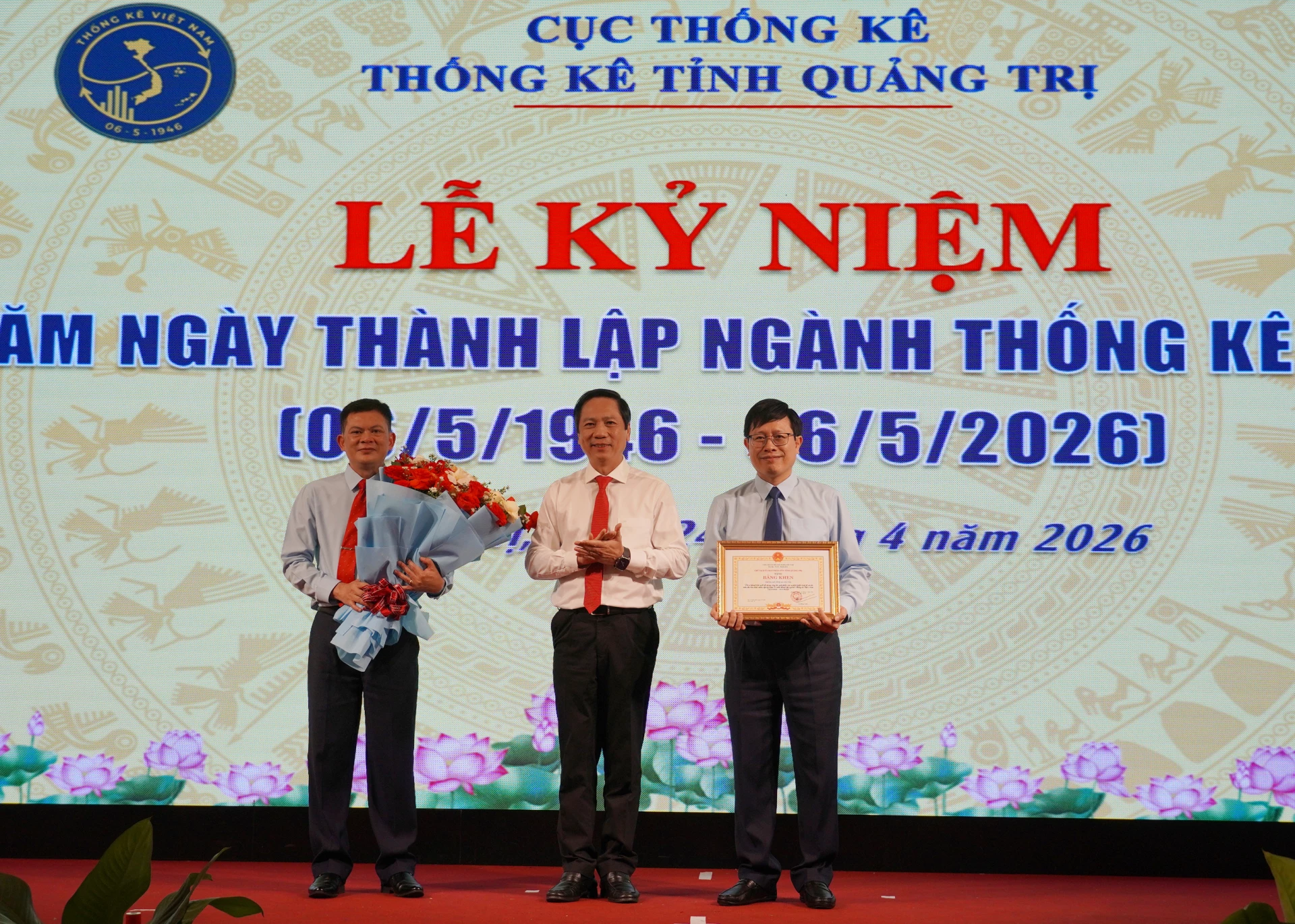 Đồng chí Phó Chủ tịch Thường trực UBND tỉnh Hoàng Nam đã trao Bằng khen của Chủ tịch UBND tỉnh cho Thống kê tỉnh Quảng Trị - Ảnh: X.P