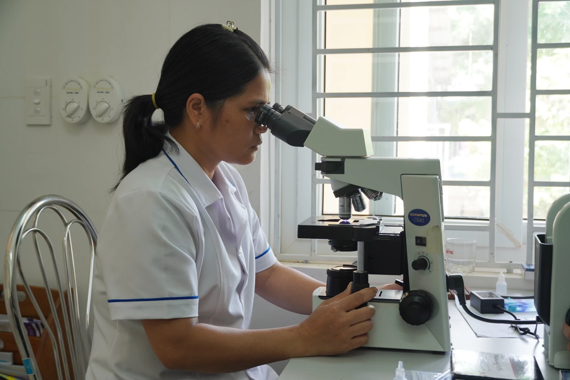 Nhân viên y tế thực hiện xét nghiệm tìm ký sinh trùng sốt rét - Ảnh: H.L