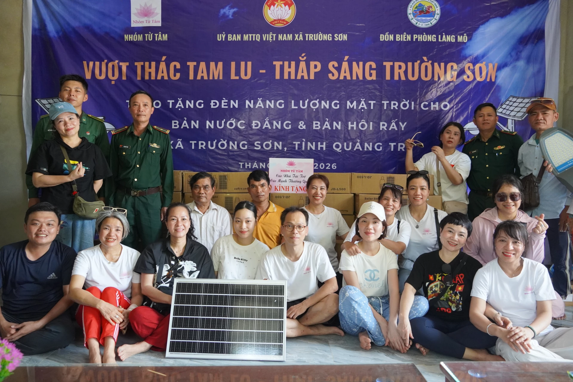 Bàn giao công trình điện dùng pin năng lượng mặt trời và tặng quà cho người dân bản Nước Đắng - Ảnh: X.V