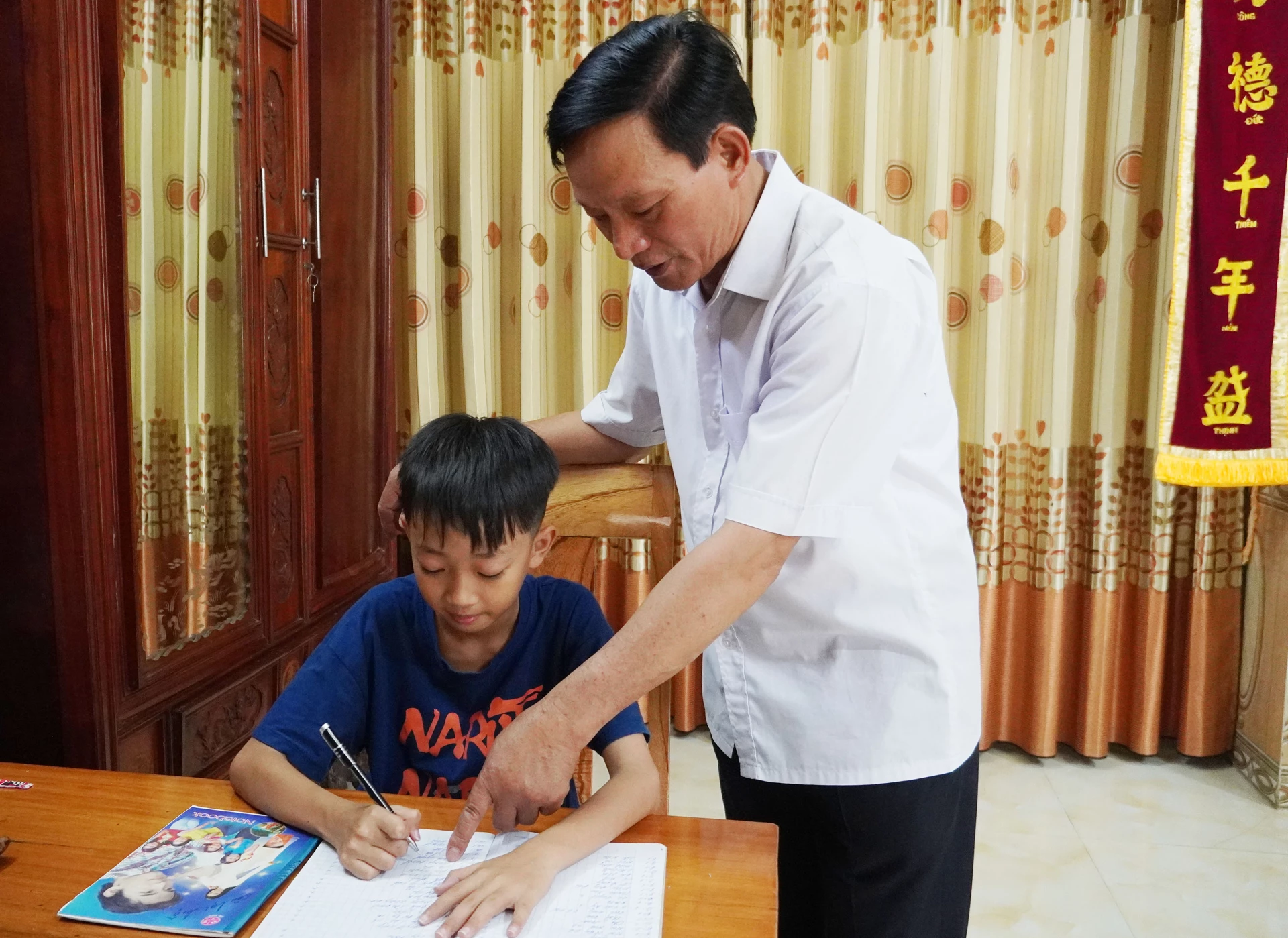 Các gia đình họ Trương ở Đồng Lê thường xuyên quan tâm đến việc học tập của con cháu - Ảnh: X.V