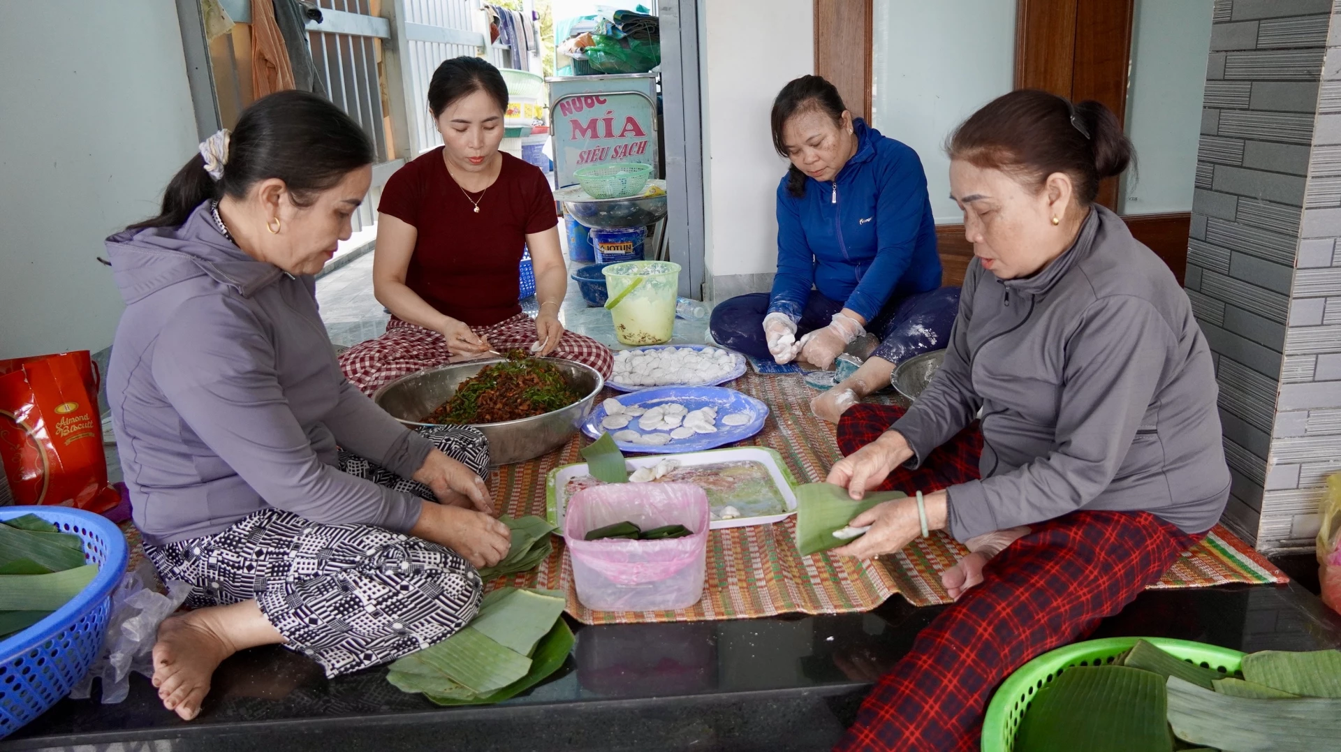 Cơ sở bánh lọc Tùng Tằm ngày càng phát triển, góp phần giúp nhiều chị em nâng cao thu nhập - Ảnh: Đ.V
