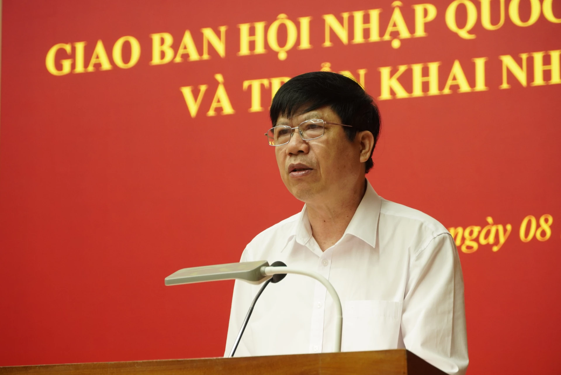 Đồng chí Trần Ngọc Lân, Giám đốc Sở Ngoại vụ trình bày báo cáo tại cuộc họp - Ảnh: HL