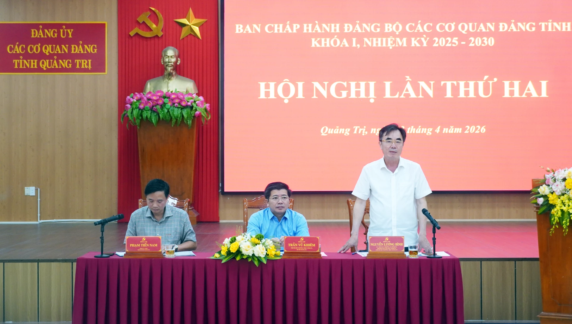 Đồng chí Nguyễn Lương Bình, Ủy viên Ban Thường vụ, Trưởng Ban Tổ chức Tỉnh ủy, Phó Bí thư Thường trực Đảng ủy CCQ Đảng tỉnh điều hành thảo luận - Ảnh: N.M