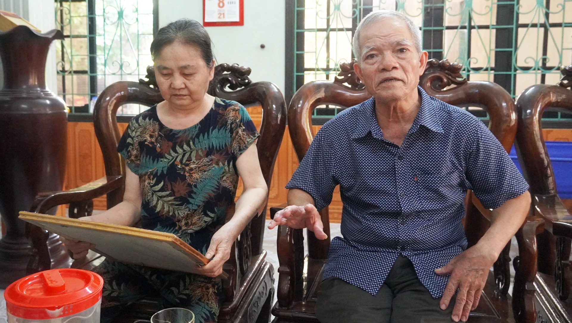 Cựu chiến binh Đinh Gia Bình và vợ ôn lại những ký ức cuộc đời quân ngũ - Ảnh: N.M