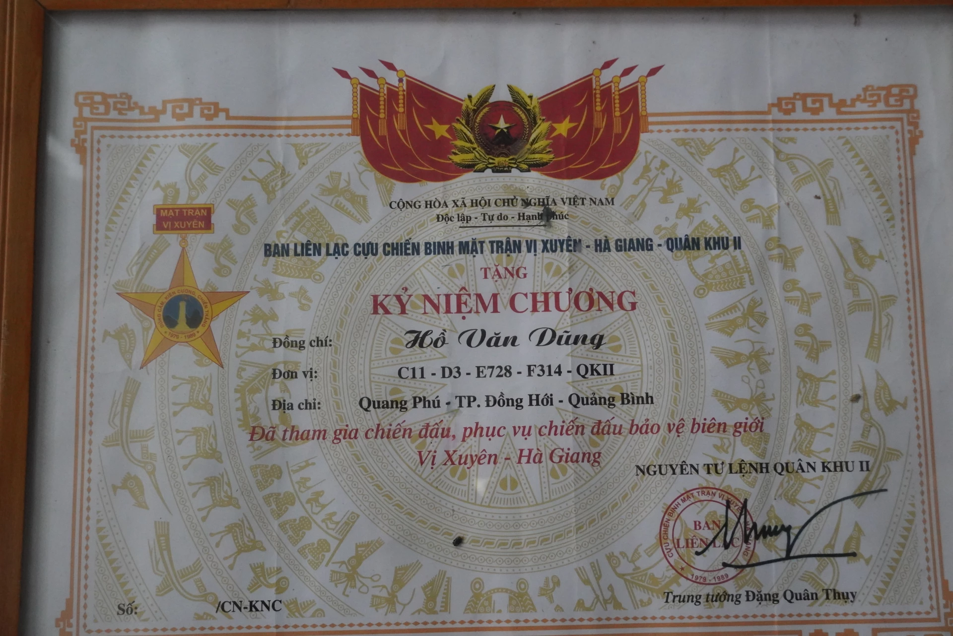 Kỷ niệm chương ghi dấu một thời trận mạc luôn được thương binh Hồ Văn Dũng nâng niu - Ảnh: N.M