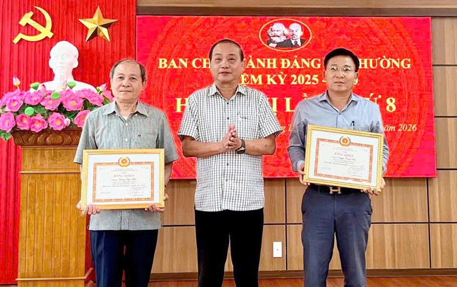 Đồng chí Trần Thanh Sơn, Phó Bí thư Thường trực Đảng ủy phường Đồng Thuận trao bằng khen của Ban Thường vụ Tỉnh ủy cho các đảng viên có nhiều thành tích xuất sắc - Ảnh: T.L